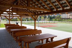 Zdjęcie przedstawia wiatę z ławkami