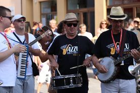 Czterej mężczyźni trzymający instrumenty podczas parady jazzowej