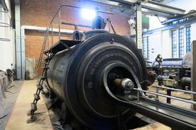 Zabytkowa kopalnia - elementy dawnej parowej maszyny wyciągowej szybu