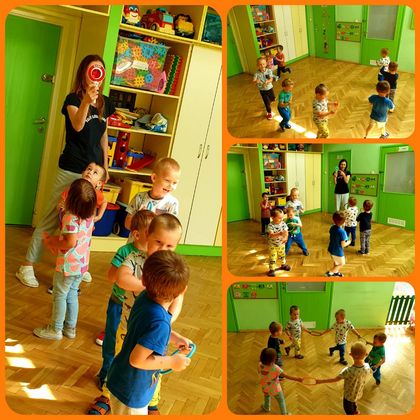 Bawiące się dzieci w sali przedszkolnej. 