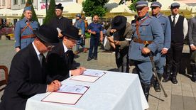 Inscenizacja historyczna grup rekonstrukcyjnych, odtwarzająca wydarzenia sprzed 100 lat, kiedy to na rybnickim rynku podpisane zostały dwa ważne dokumenty związane z przyłączeniem Śląska do Polski