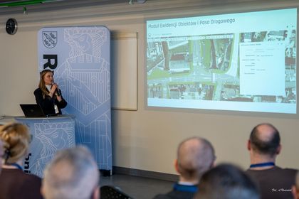 uczestnicy konterencji podsumowującej wdrożenie bliźniaka cyfrowego ulic miasta Rybnika 