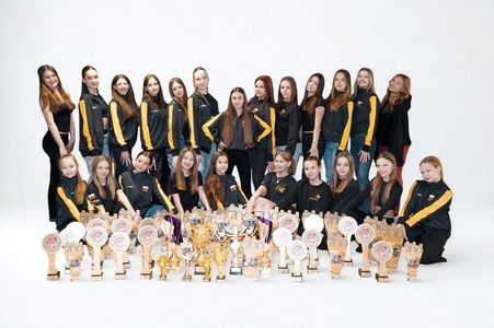 zdjęcie przedstawia grupę taneczną