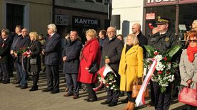 Obchody Święta Niepodległości na rybnickim rynku - flagi, mieszkańcy, żołnierze, poczty sztandarowe...