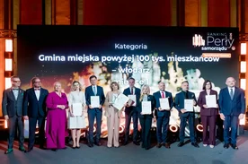 ludzie stojący na scenie, odbierający nagrody