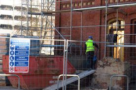 Modernizacja zabytkowych budynków z cegły przy ulicy Hallera