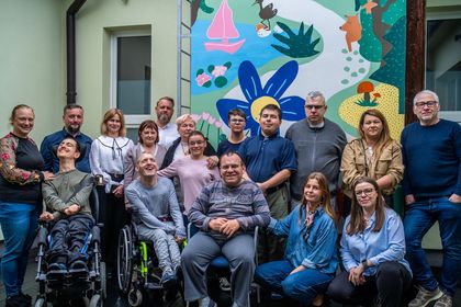 Odsłonięcie muralu ekologicznego wykonane przez uczestników stowarzyszenia Oligos
