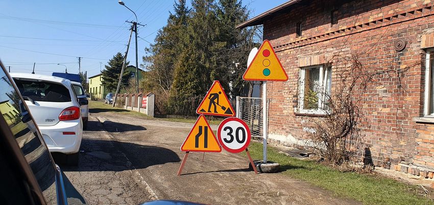 Roboty drogowe - sfrezowana nawierzchnia, znaki drogowe mówiące o utrudnieniach.