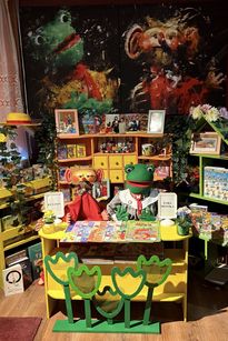 Zdjęcie przedstawia lalki Kulfona i Monikę.