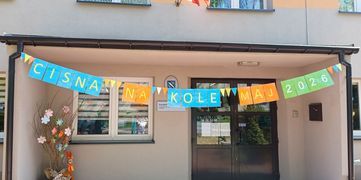 Napis "Cisna na kole maj 2026" powieszony na murach szkoły
