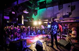 Uczestnicy festiwalu industrialnego FestHoym 