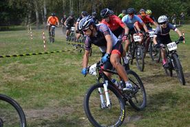 Grupa kolarzy podczas zawodów MTB w lesie