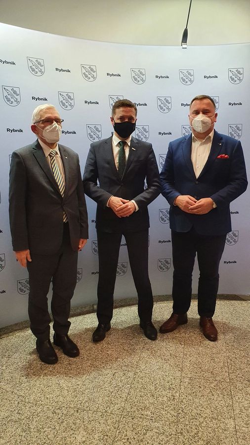 Na zdjęciu w środku: Prezydent Rybnika Piotra Kuczera, obok przedstawiciele Politechniki Śląskiej – Prorektor ds. Współpracy z Otoczeniem Społeczno-Gospodarczym prof. dr hab. inż. Janusz Kotowicz i dyrektor Centrum Kształcenia Ustawicznego dr inż. Zygmunt Łukaszczyk.