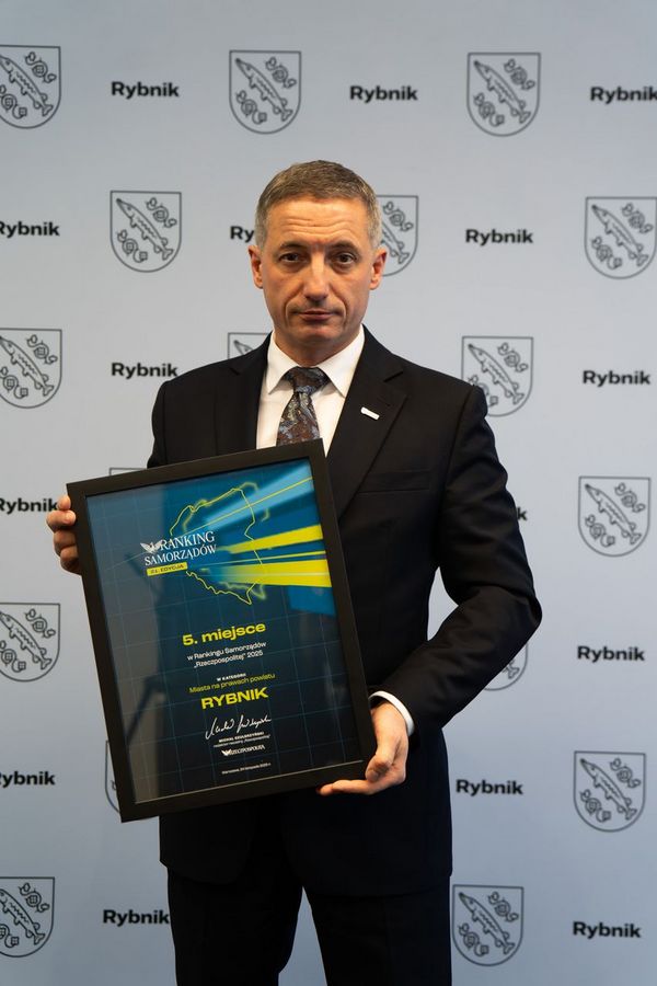 Prezydnet Piotr Kuczera trzymający dyplom dla Rybnika 21. edycji rankingu samorządów Rzeczpospolitej.
