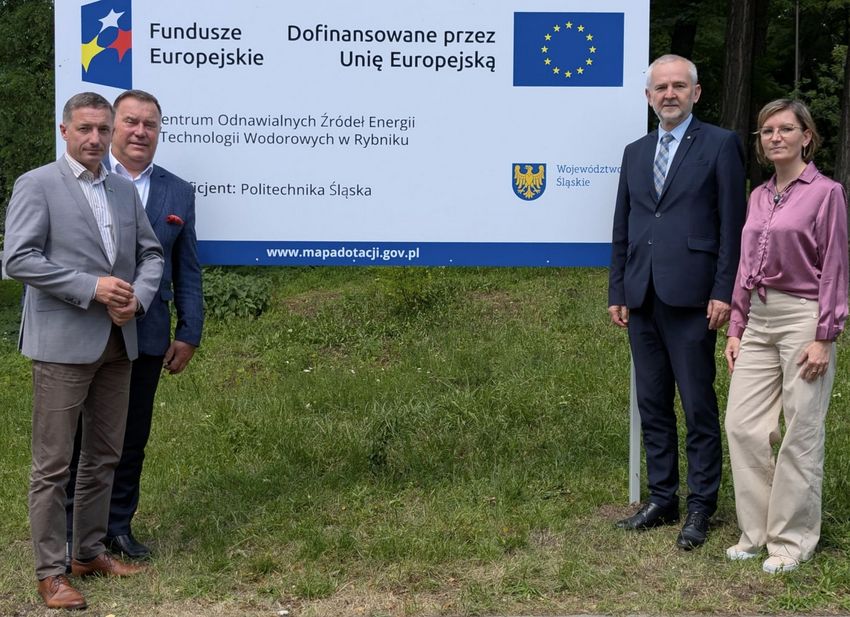 Prezydnet Rynbika i przedstawiciele Politechniki Śląskiej na tle tablic informacyjnych na Kampusie