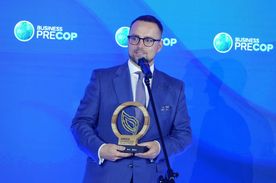 mężczyzna ze statuetką w ręku