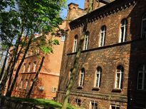 Sąsiadujące ze sobą dwa neogotyckie, ceglane budynki - jeden po remoncie, drugi przed