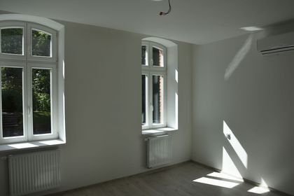 Dwa okna w wyremontowanym wnętrzu mieszkania