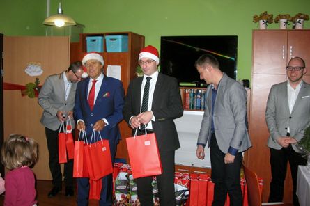 Wręczenie paczek dla dzieci przebywających w pieczy zastępczej. Fot. M. Ludwiczak