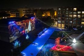 Wieczorny mapping na ścianie Galerii Sztuki Rzeczna