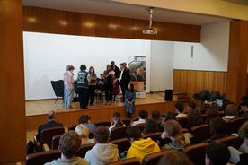 Stojąca grupa dorosłych osób