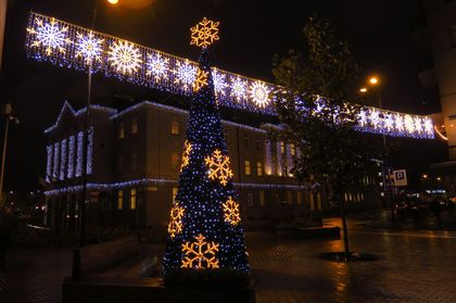 Świątecznie ustrojony Rybnik nocą 