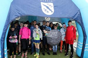 Uczestnicy plenerowego biegu