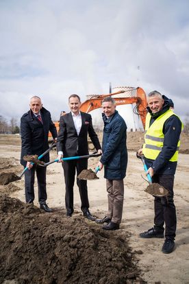 Zdjęcie przedstawia symboliczne wbicie pierwszej łopaty.