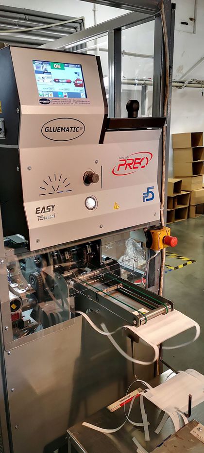 Maseczki fot 7 Maszyna produkująca maseczki jednorazowe w trakcie pracy.