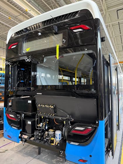 Autobus wodorów w hali produkcyjnej