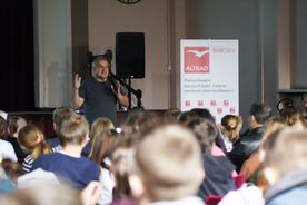 Młodzież uczsetnicząca w Festiwalu Nauki na Zabytkowej Kopalni Ignacy w Rybniku