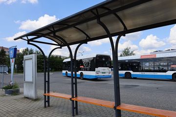 zdjęcie autobusu z przystankiem