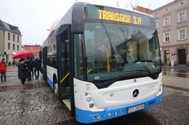 Autobus komunikacji miejskiej stojący na przystanku
