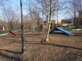 Wybieg boczna fot.RSK 5 Ogrodzony wybieg dla psów, elementy placu zabaw, drzewa