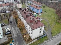Kilkupiętrowy budynek mieszkalny po termomodernizacji. Widok z lotu ptaka.