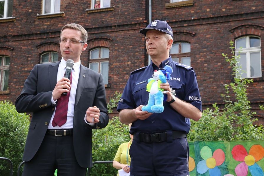 Policjant odbierający maskotkę