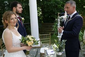 Prezydent udziela ślubu w plenerze