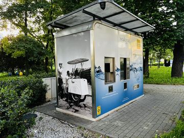 zdjęcie przedstawia "wodomat" sklepik w którym można zakupić wode