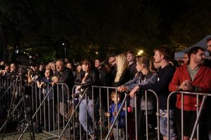 Publiczność zgromadzona przed sceną koncertu rockowego