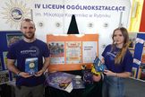 Dwie osoby pozują do zdjęcia.