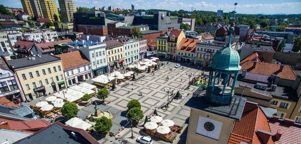 Widok na rybnicki rynek z lotu ptaka, na centralnym placu miasta jasne parasole letnich ogródków