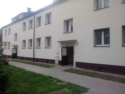 Wyremontowany pomalowany na jasny kolor budynek mieszkalny.