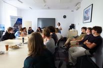 Grupa młodzieży w trakcie gry terenowej