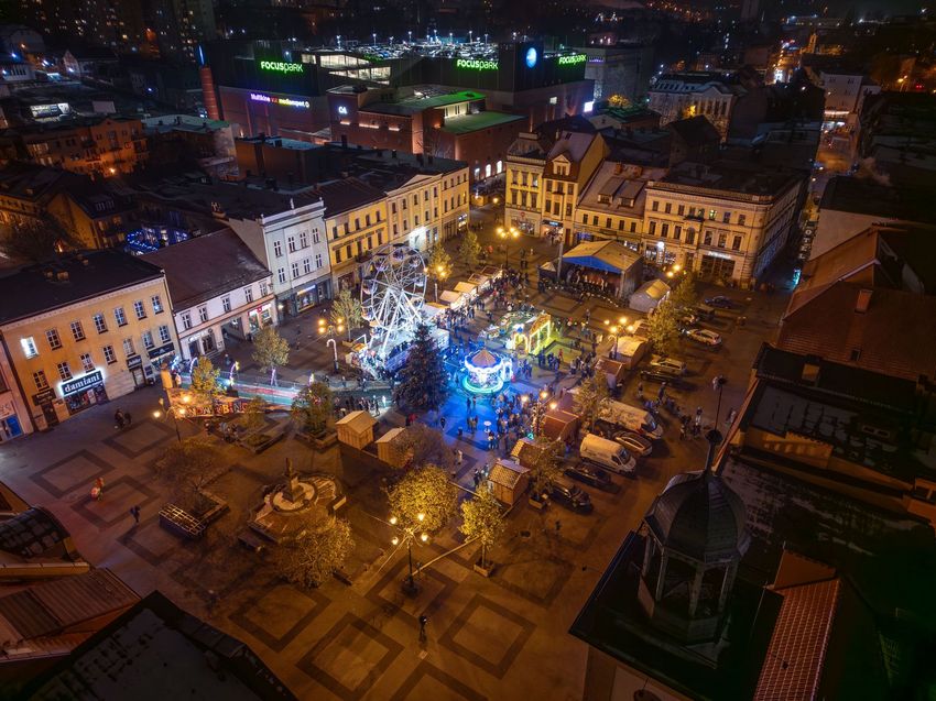 Jarmark bożonarodzeniowy na rybnickim rynku, nocą z lotu ptaka