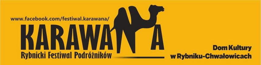 Żółte tło, na nim napis Karawana, w którym literka n ma kształt wielbłąda. 