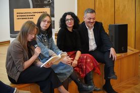 Siedząca grupa dorosłych osób