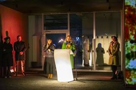 Wieczorny mapping na ścianie Galerii Sztuki Rzeczna