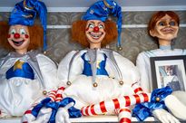 Zdjęcie przedstawia dwie straszne lalki klauny i jedną straszną lalkę.