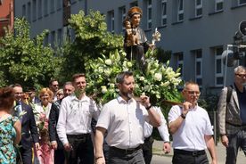 Procesja ulicami miasta z zabytkową figurą św. Antoniego