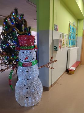 Defibrylator AED na ścianie budynku użyteczności publicznej w dzielnicy Boguszowice Osiedle. 